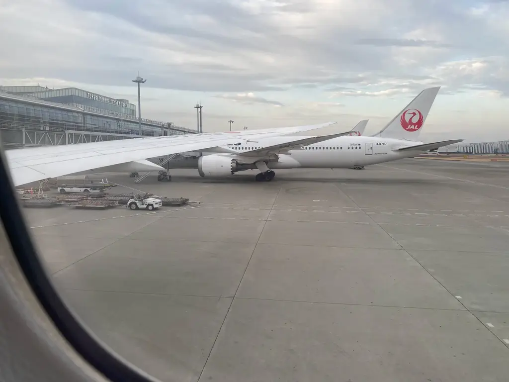 article-files/297/2026-10-13-21-12-28-d403.webp Japan Airlinesのフライトで危険な日本人乗客と対峙した体験