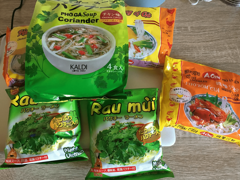 article-files/97/vf4h6srdc35dsoxakvefst1suqjm.png Phở gà và mì rau mùi Made in Japan